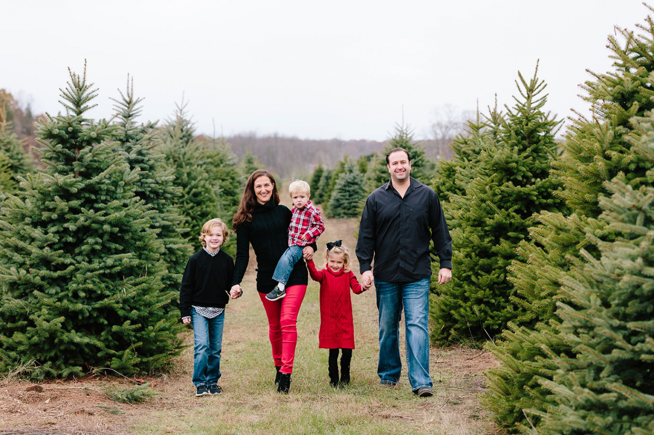 Christmas Tree Farm Family Pictures - Mae Photo