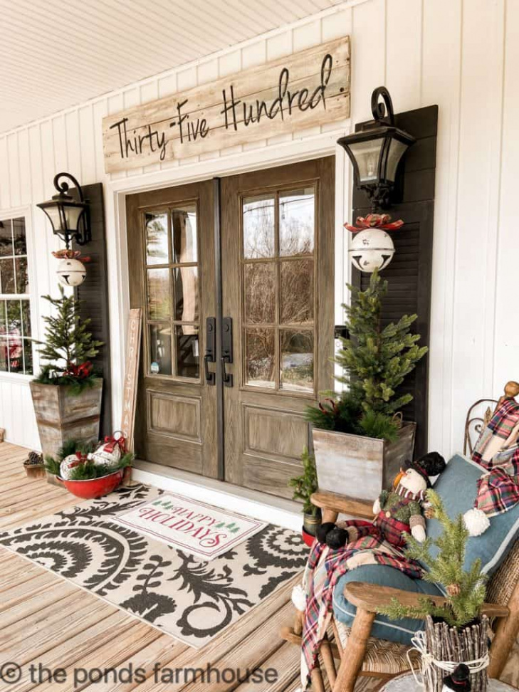 Farmhouse Front Porch and Outdoor Christmas Decoration Ideas