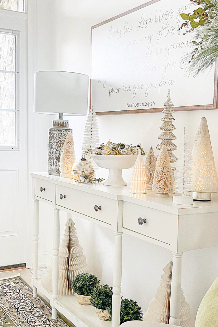 FESTIVE CHRISTMAS FOYER DECORATING IDEAS - StoneGable