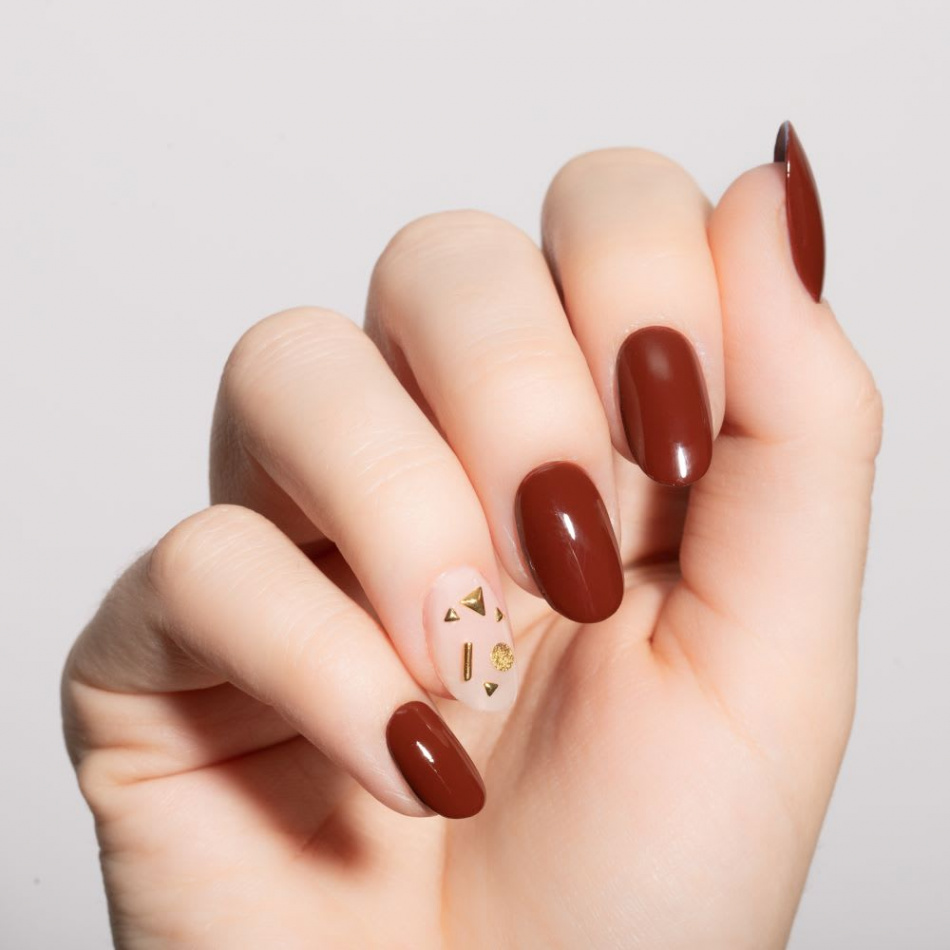 Get Chic Thanksgiving Nail Art With Rust Brown Polish & Gold