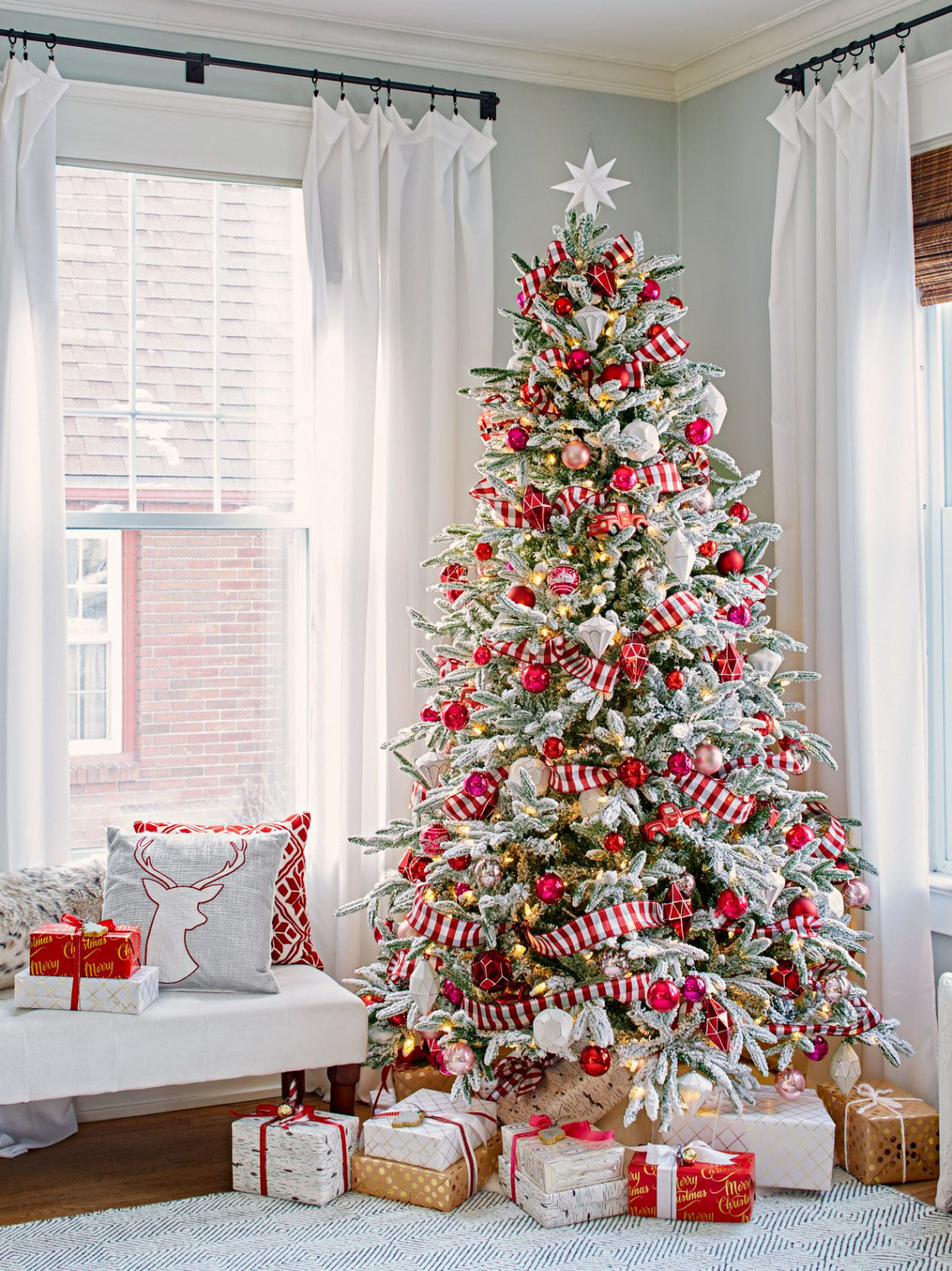 How to Decorate a Christmas Tree in  Easy Steps