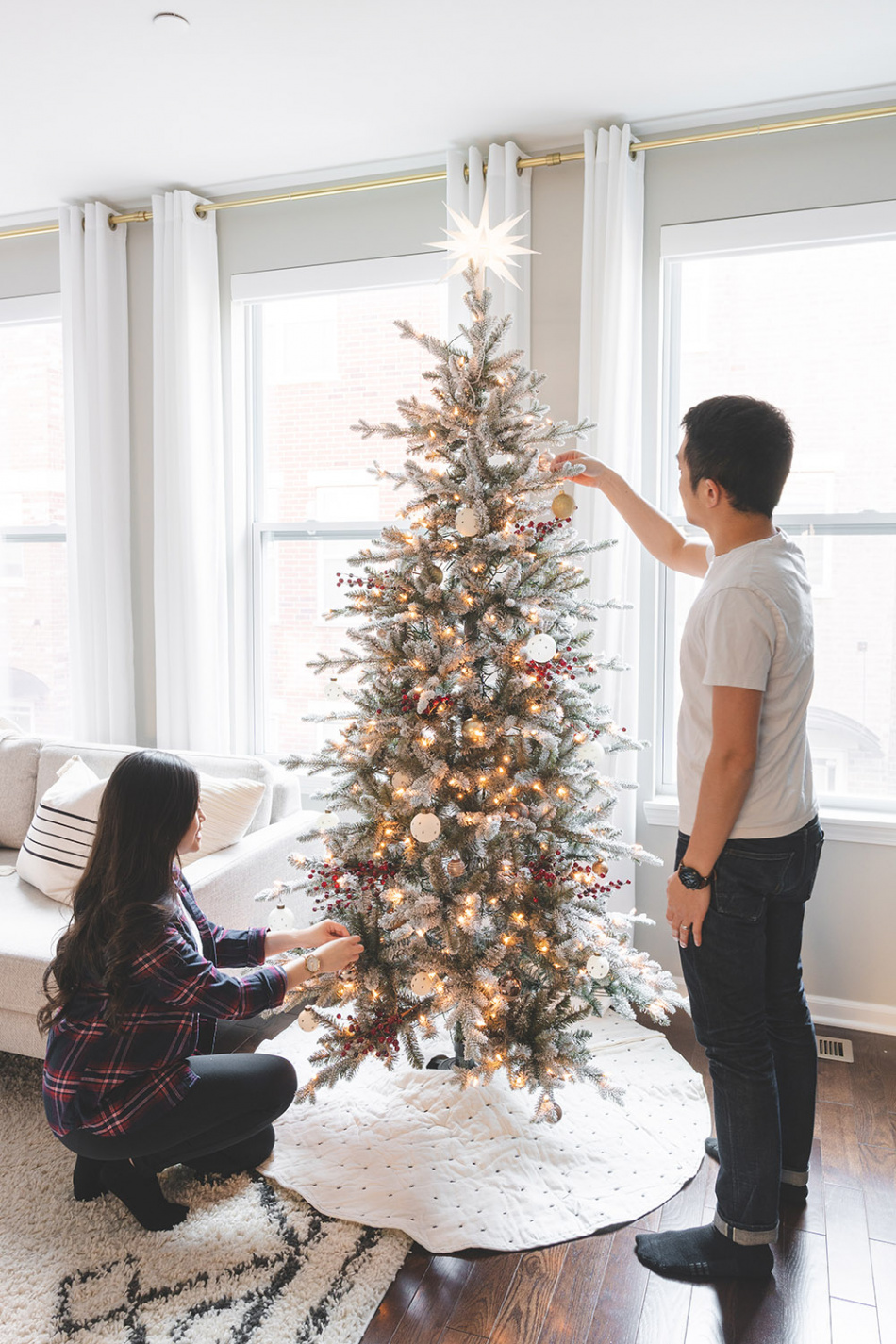 How to Decorate a Minimalist Christmas Tree - VIV & TIM