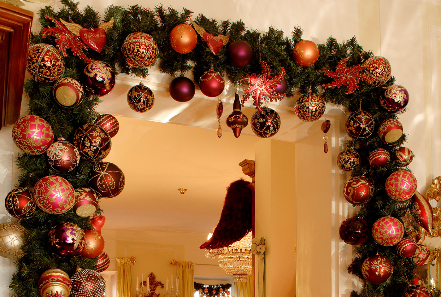 How to make a Christmas bauble arch, the decorating trend  Livingetc