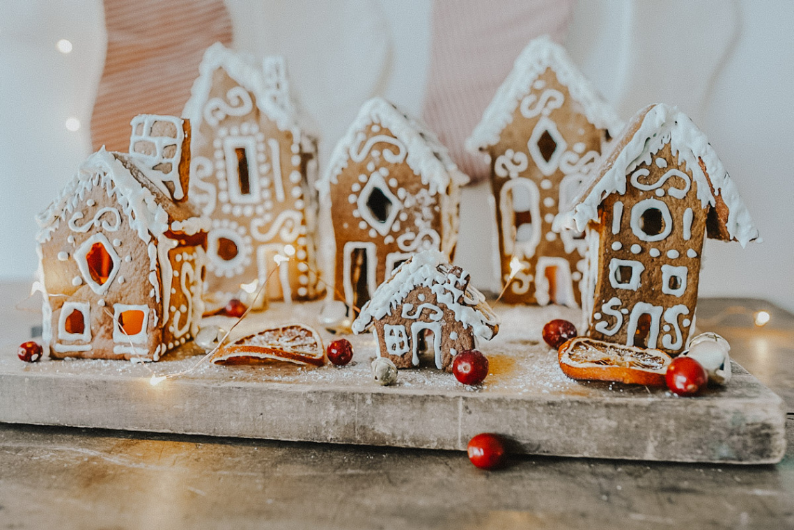 How to Make a Homemade Gingerbread Village (Free Printable)  B