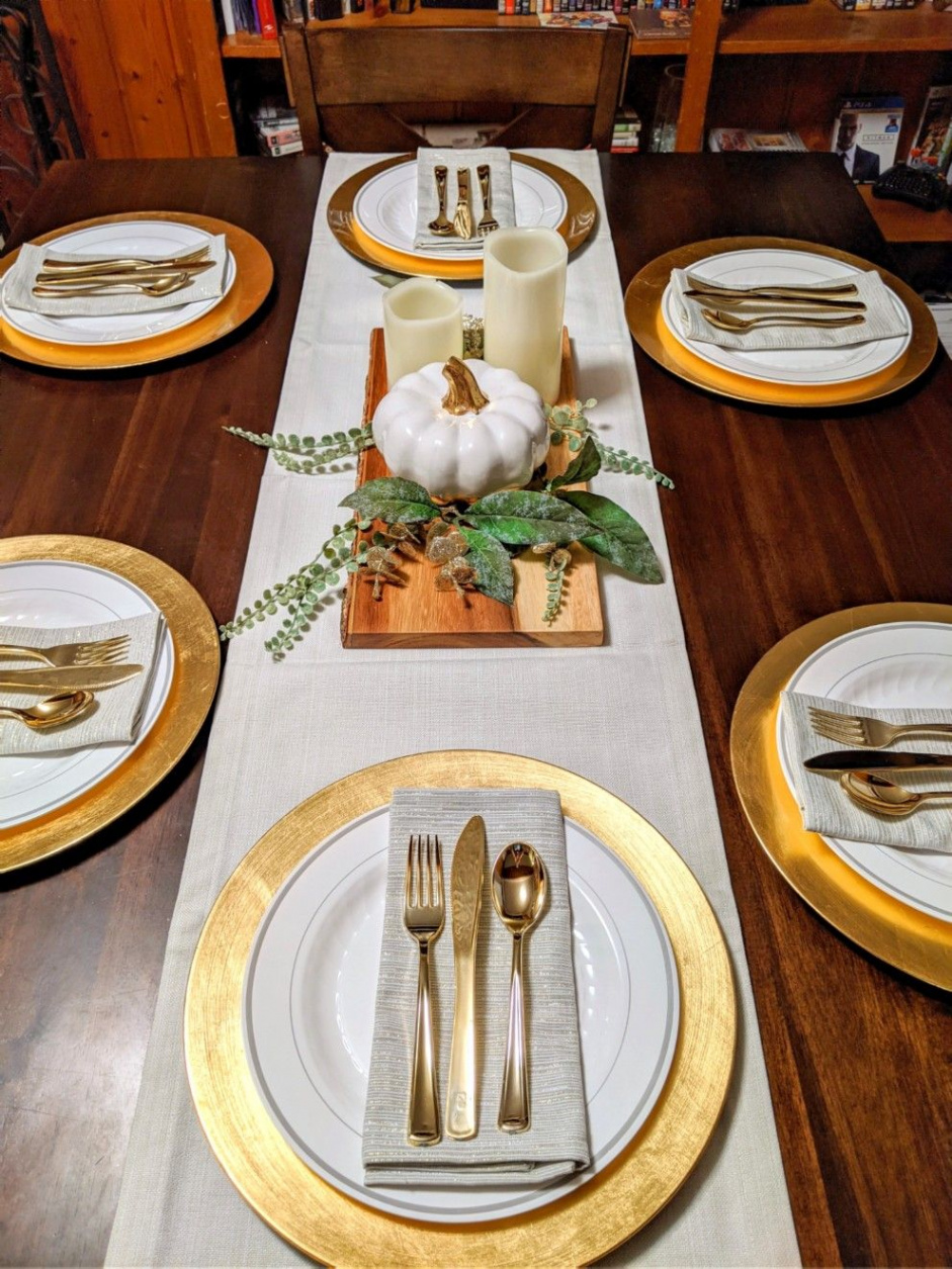 Simple yet elegant Thanksgiving table decor: Chargers, ru