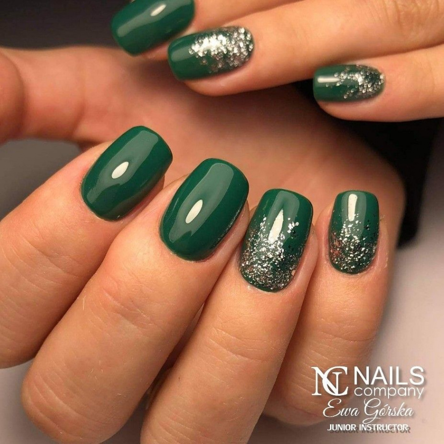 Zielone paznokcie  Christmas gel nails, Green nails, Emerald nails