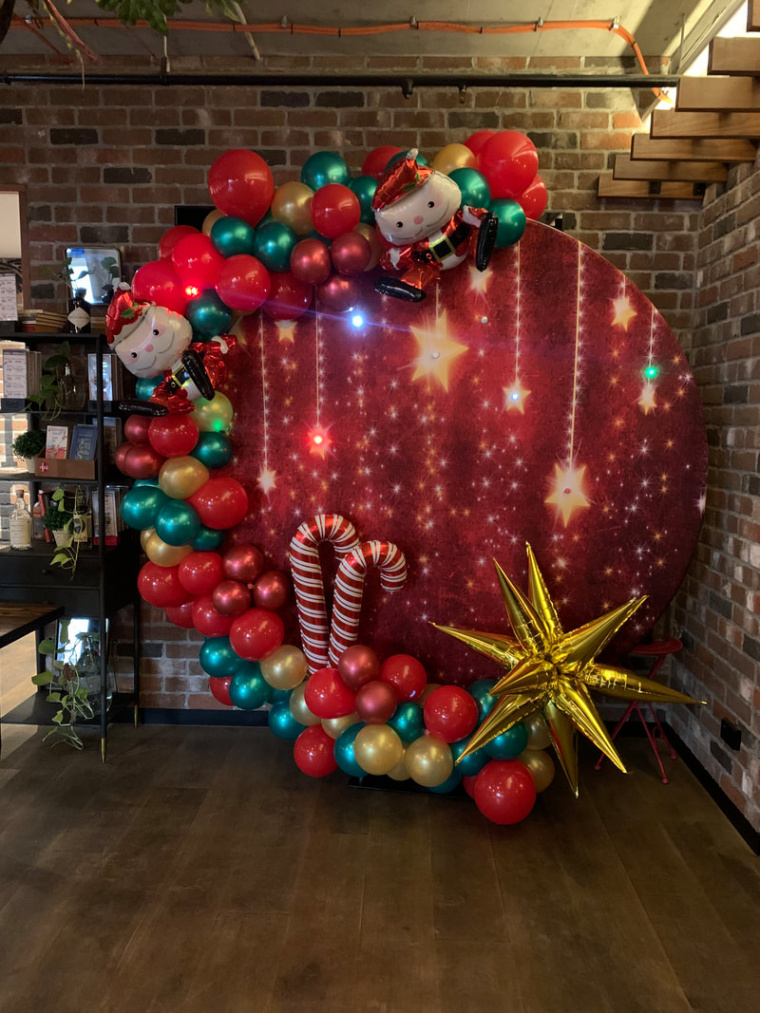 Christmas Balloon Decor ideas - Balloons and Sparkle: Ph: