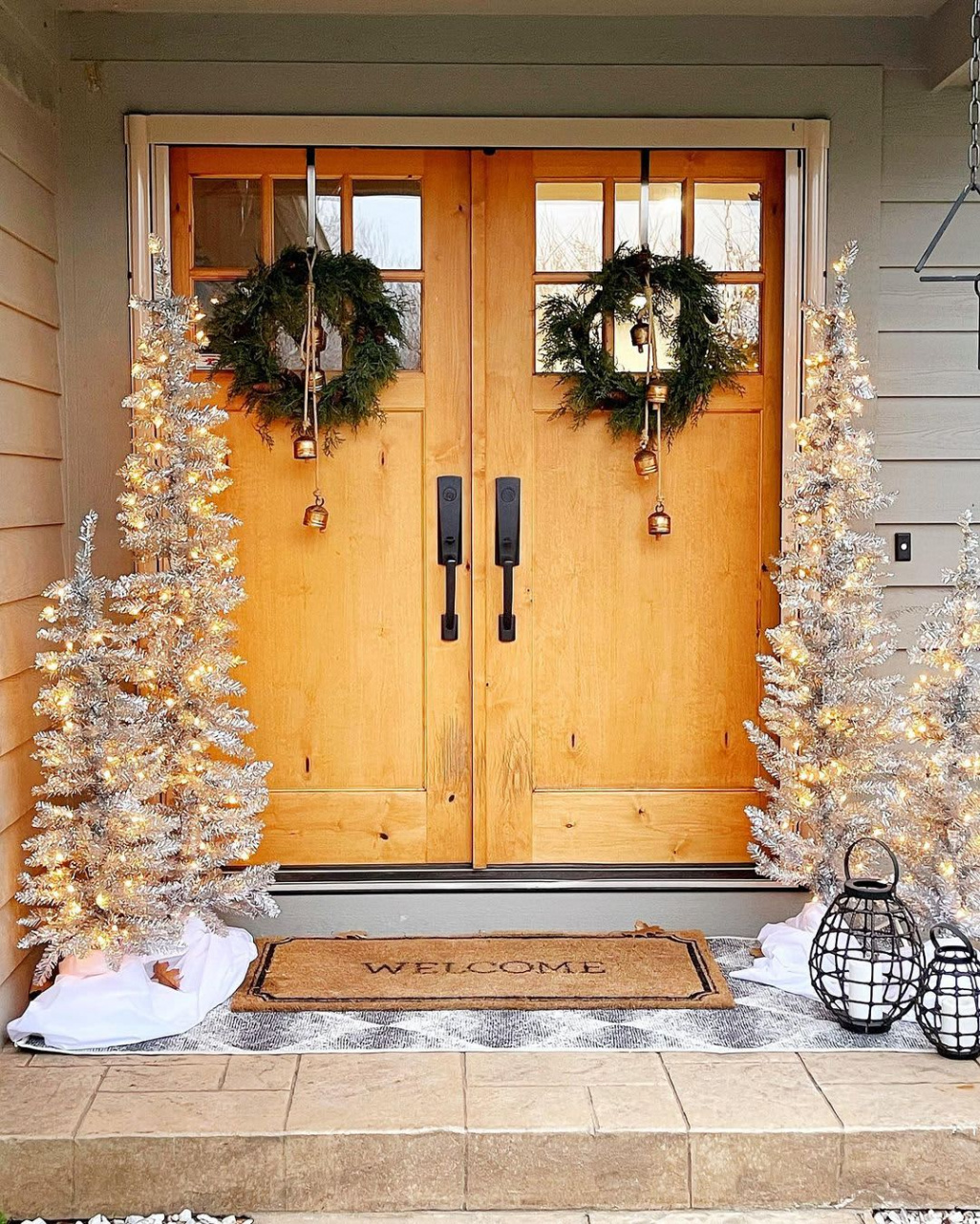 Christmas Door Decoration Ideas (With Inspiring Photos