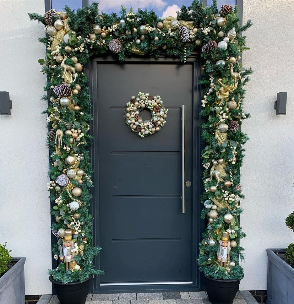 Christmas Door Decoration Ideas (With Inspiring Photos