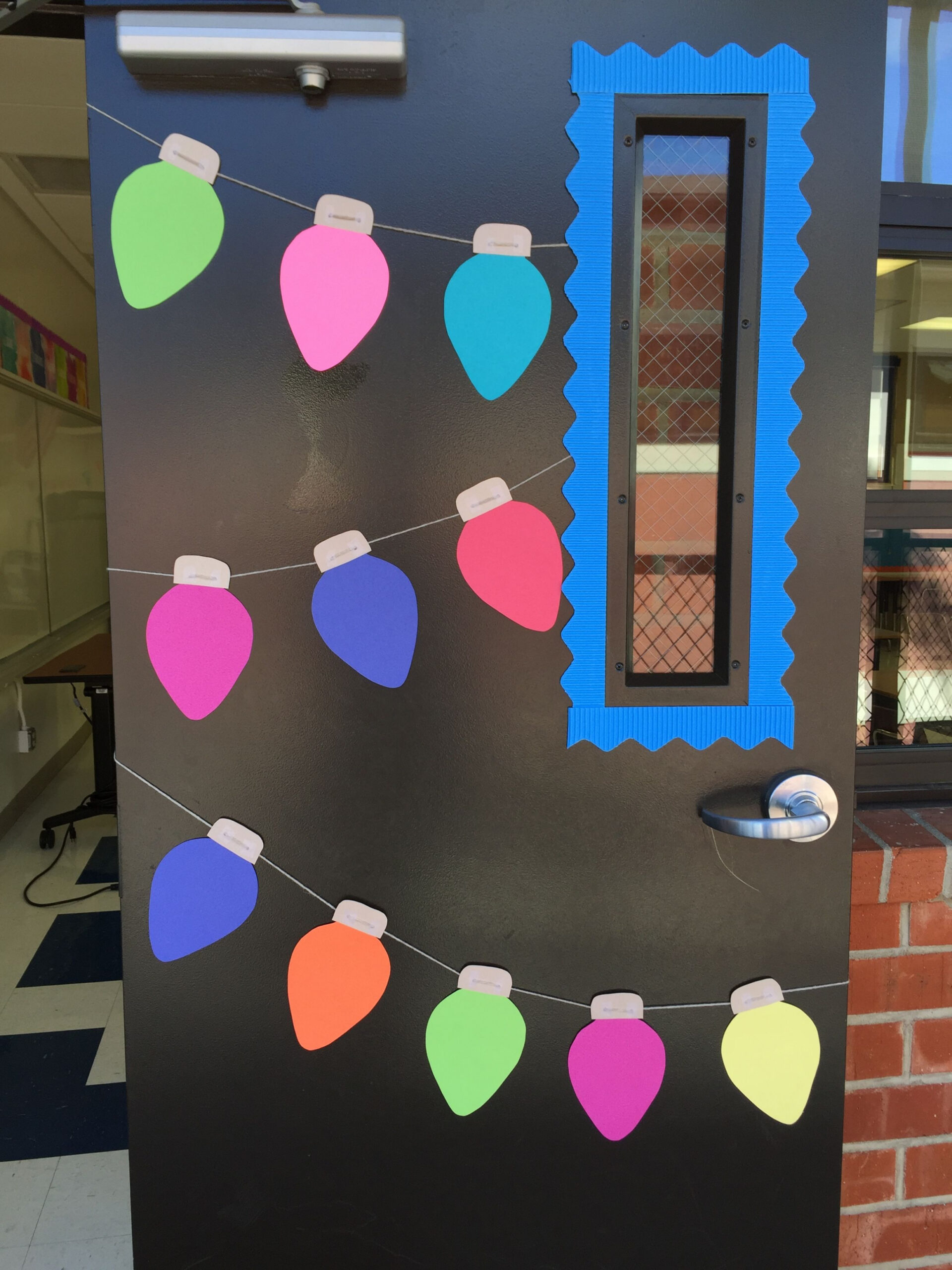 Christmas light bulb door for the classroom  Puertas decoradas de