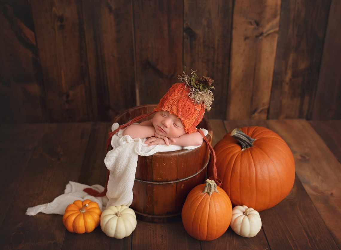 Cute Thanksgiving Baby PhotoShoot That You Can Take Yourself