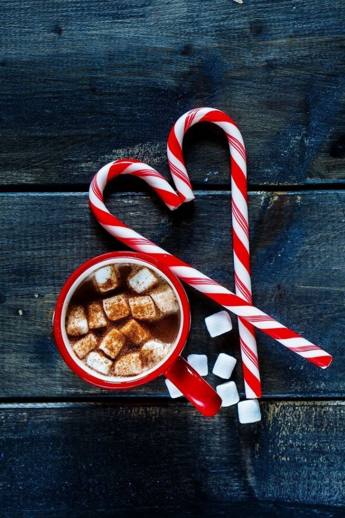 Das Rot von Tasse und Zuckerstangen steht in schönem Kontrast zu