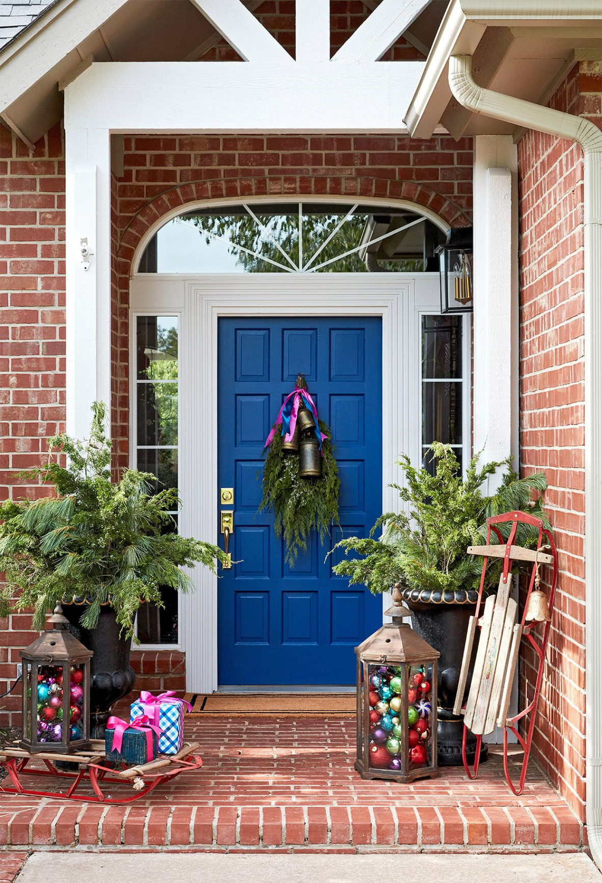 Dazzling Winter Door Decorations to Welcome the Season