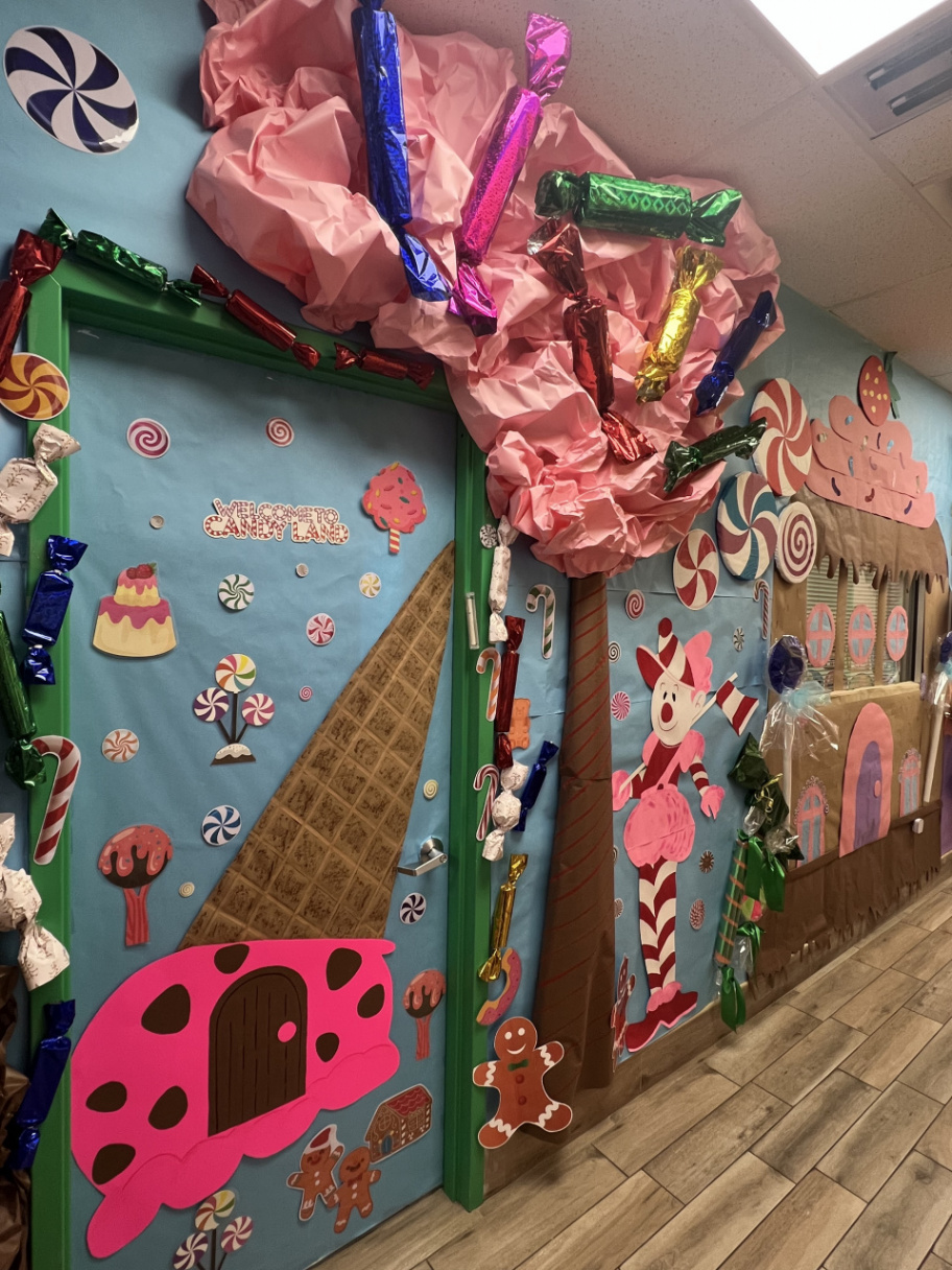 Door winter decor contest. TeachersMag