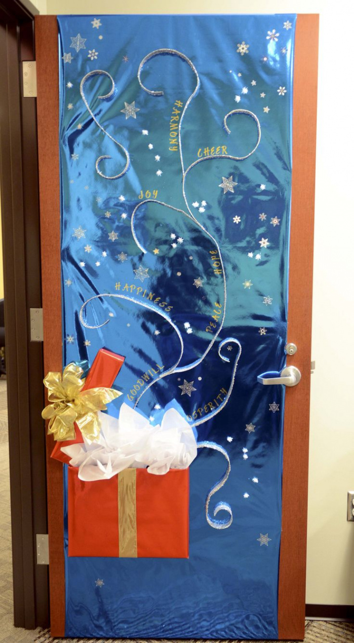 Festive Office Door Decor: Christmas Theme