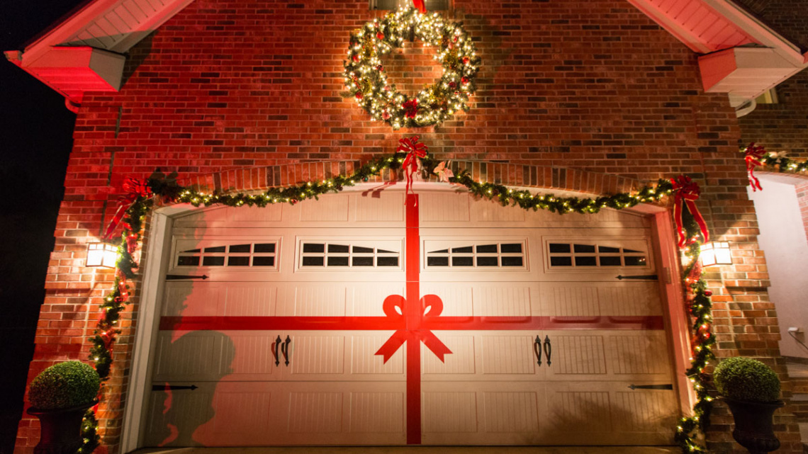 Fun Holiday Garage Door Decoration Ideas - Hörmann