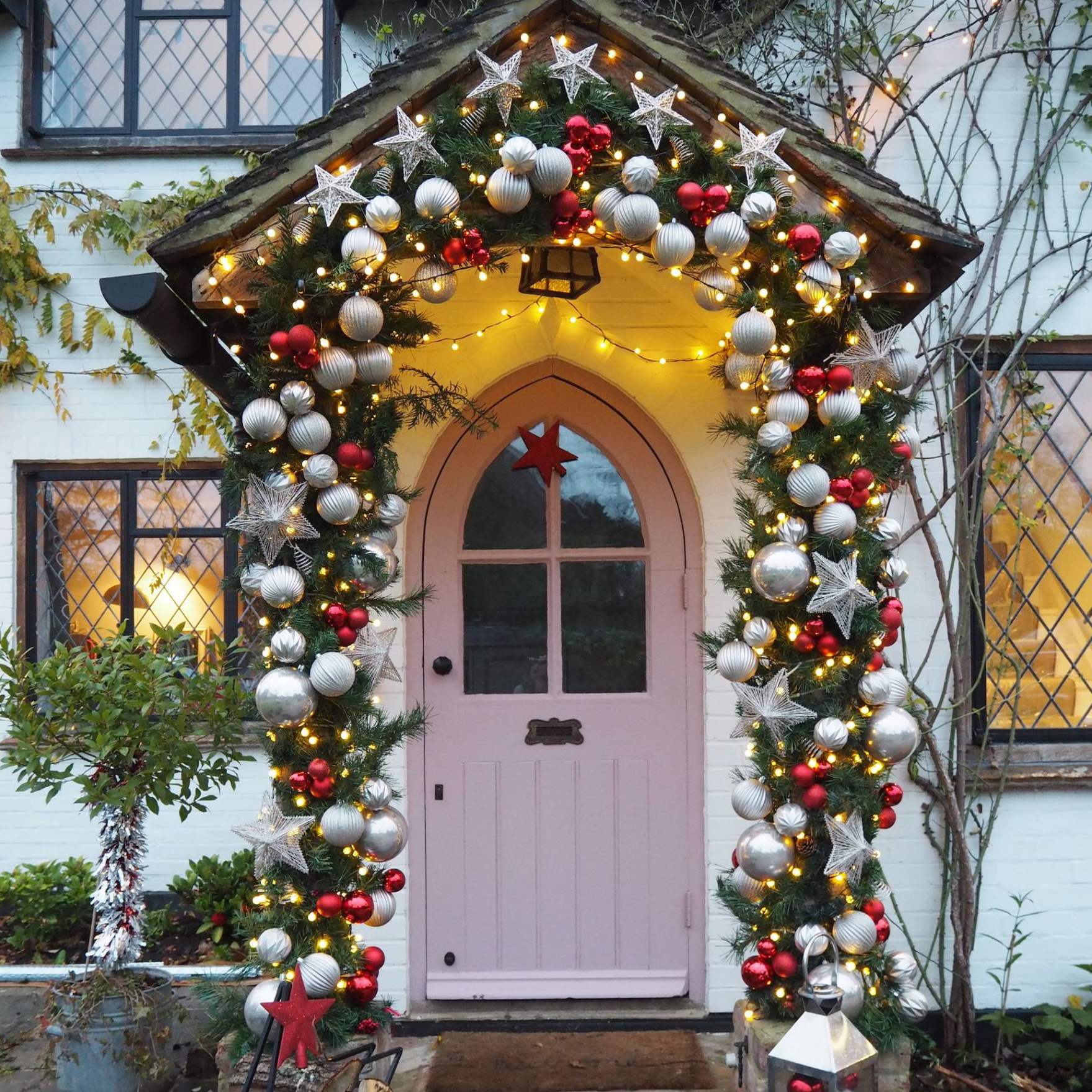 How To Create An Instagrammable Front Door Display For Christmas