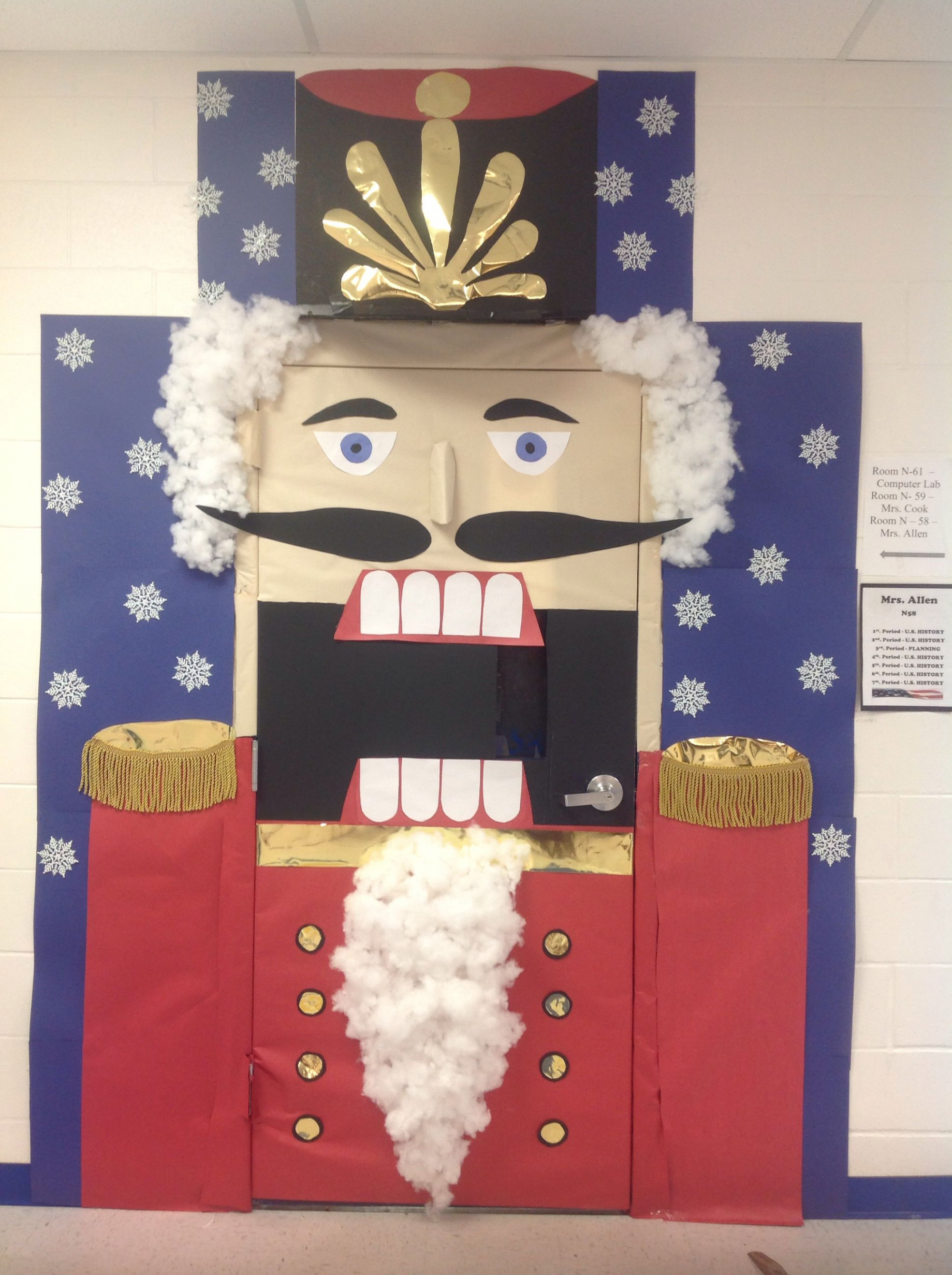 Nutcracker classroom door decor for Christmas  Puerta de navidad