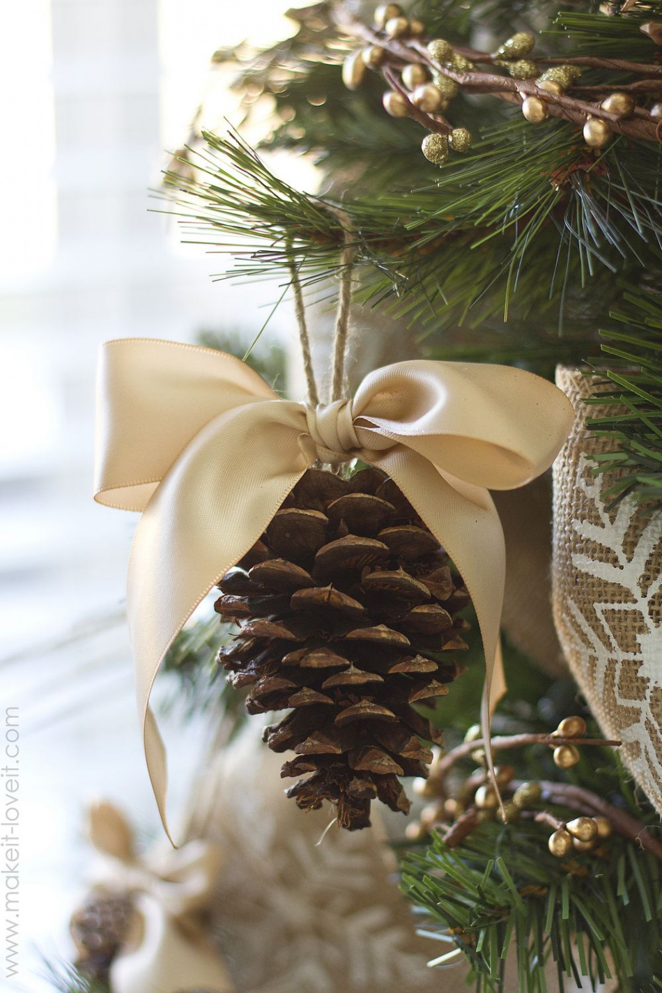 Pine Cone Crafts - DIY Christmas Decorations & Ornament Ideas