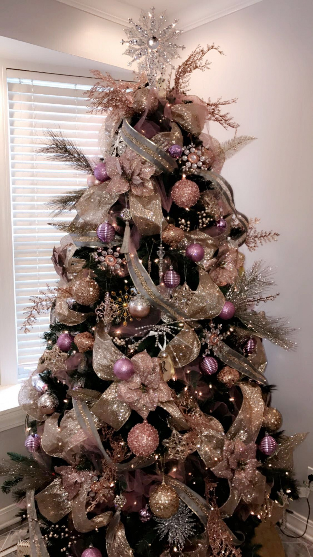 Rose gold, gold, and silver Christmas tree  Árboles de navidad