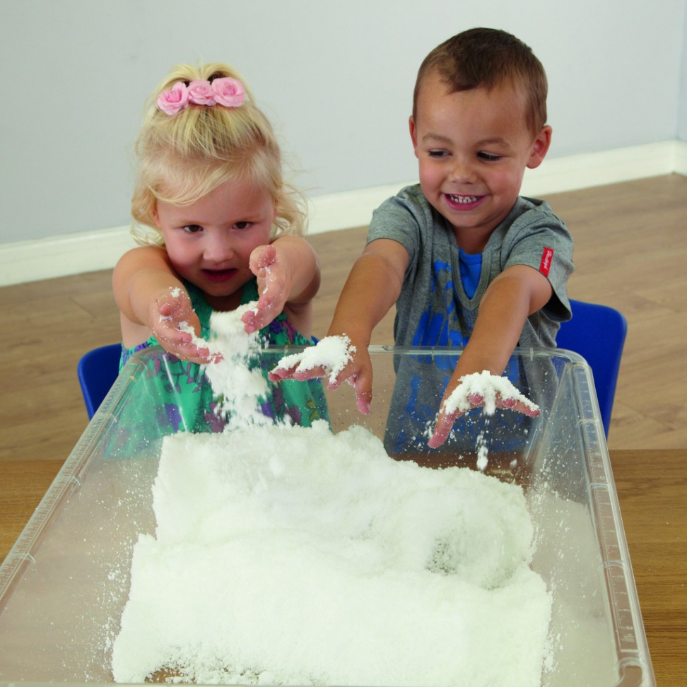 Winter-themed messy play (brrrrrr!)